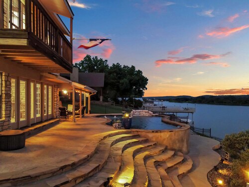 Llano Vista- Lakefront w/Pool, Boat Lift & Views
