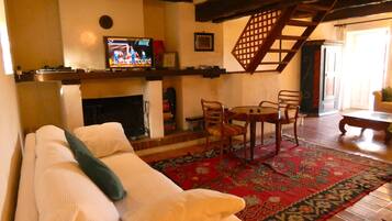 Fernseher, Kamin, Tischtennisplatte