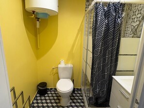 Chuveiro, secador de cabelo, toalhas de banho