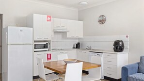 Fridge, microwave, stovetop, dishwasher - Martys Little Beach No 14 (Nelson Bay)