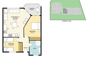 Plano de un hotel que muestra una sala de estar, dos dormitorios, un baño y un patio cubierto.