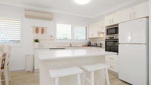 Fridge, microwave, oven, stovetop - Martys Little Beach No 1 Two Story Apartment (Nelson Bay)