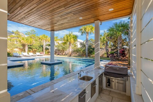 Priv. Neighborhood beach access w/large pool, golf cart, walk to beach/dining