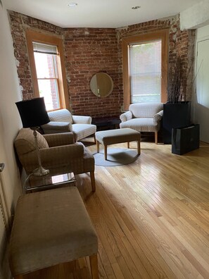 Living area - Georgetown Upper fun loft with exposed bricks (Washington)