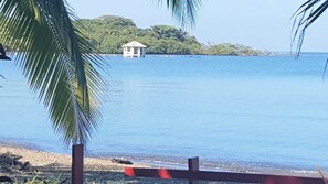 在海滩、沙滩椅、沙滩毛巾