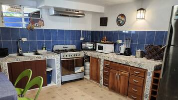 Køleskab, mikrobølgeovn, ovn, kogeplade