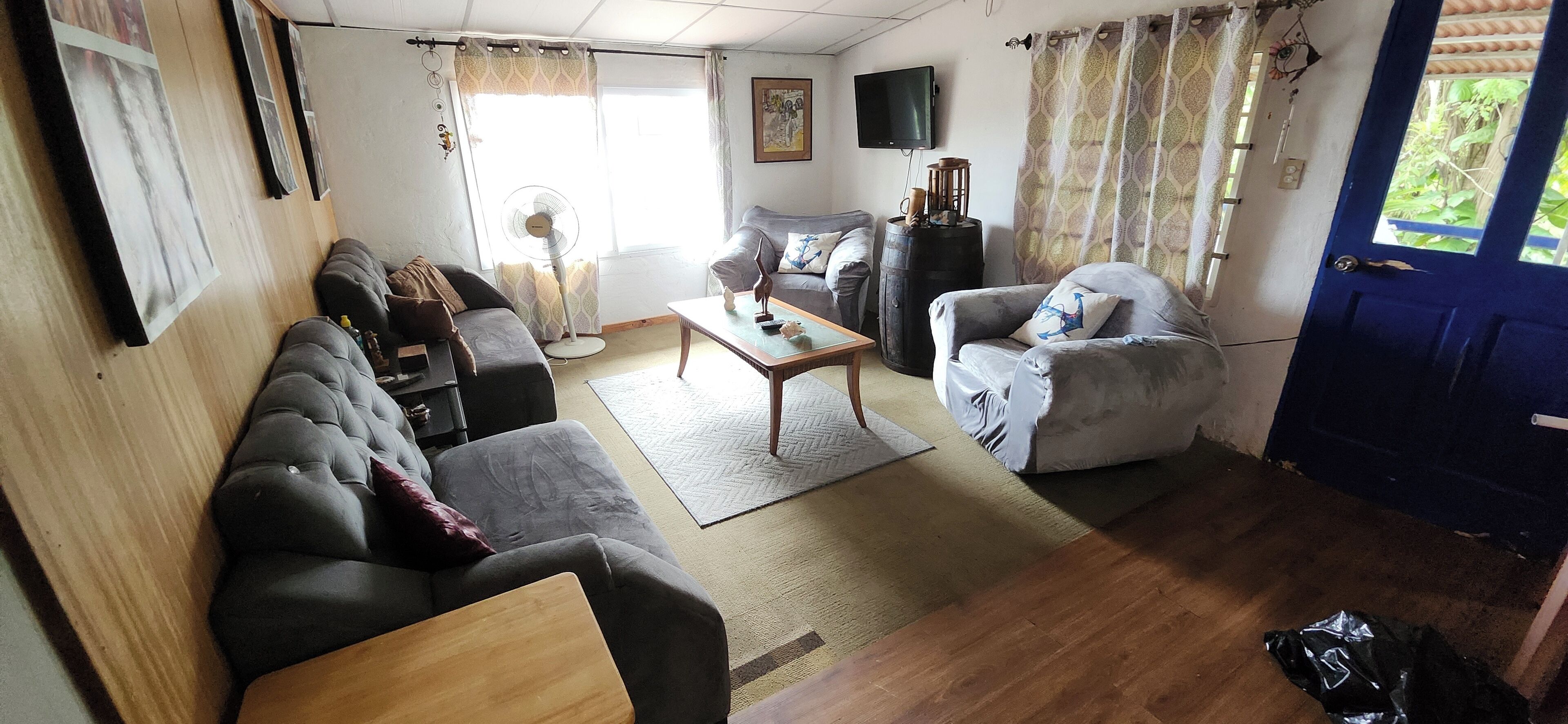 Una Smart TV, libros, un reproductor estéreo