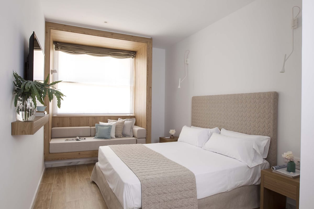Standaard kamer | Een minibar, een kluis op de kamer, geluiddichte muren, gratis wifi