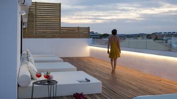 Seasonal outdoor pool, pool umbrellas, sun loungers