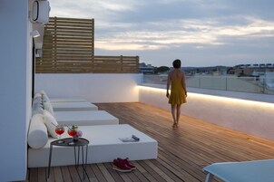 Seasonal outdoor pool, pool umbrellas, sun loungers