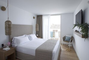 Rom – deluxe | Minibar, safe på rommet, lydisolert og wi-fi (inkludert)