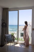 Minibar, caja fuerte, sistema de insonorización y wifi gratis