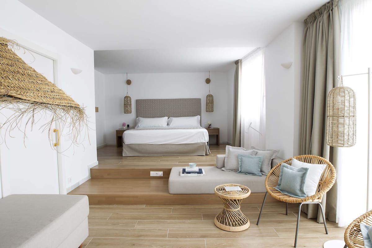 family room | minibar, in-room safe, soundproofing, free wifi