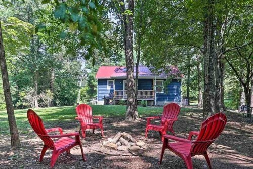 Cozy Cabin Tucked Away in the Woods Near Town!