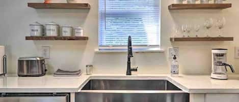 Coffee/tea maker, fridge, microwave, oven