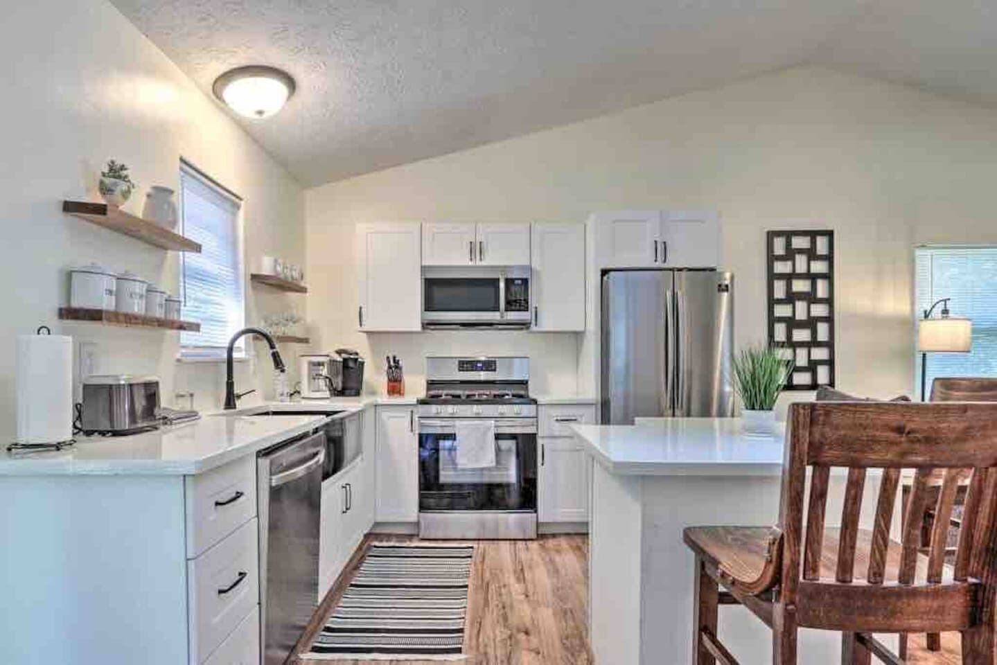 Coffee/tea maker, fridge, microwave, oven