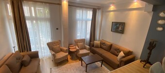 Beautiful 3-bedroom House With Sea View and Garden