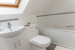 Apartment, 1 Queen-Bett und Schlafsofa | Badezimmer | Duschwanne, Komfortbadewanne, Haartrockner, Handtücher