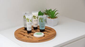 Apartemen, 1 Tempat Tidur Queen dengan tempat tidur Sofa | Kamar mandi | Kombinasi shower/bathtub, bathtub besar, pengering rambut, dan handuk