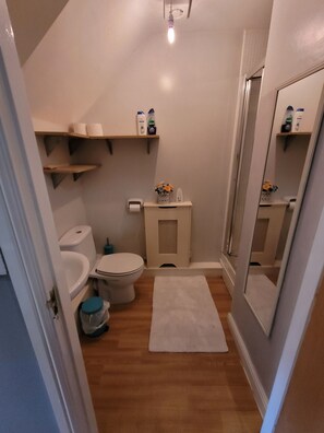 Bathroom - 2-bed Apartment, Sleeps 4,on-site Parking (Manchester)