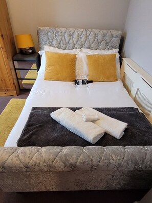 1 bedroom, iron/ironing board, free WiFi, bed sheets - 2-bed Apartment, Sleeps 4,on-site Parking (Manchester)