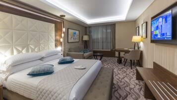 ملاءات للفراش لا تسبب الحساسية وميني بار وخزنة داخل الغرفة ومكتب