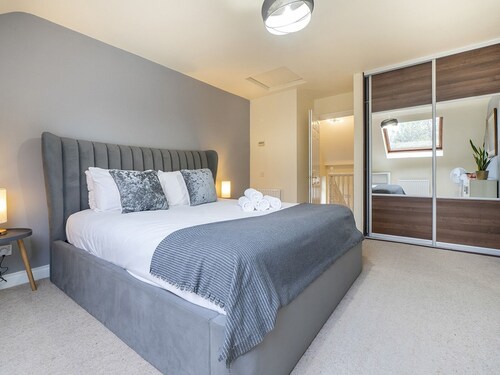 Fab Townhouse Near Queens with Huge TV & Recliners - Pass the Keys