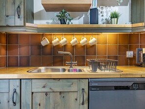 Kühlschrank, Mikrowelle, Ofen, Geschirrspüler