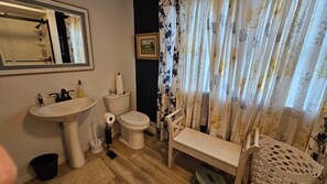 A bathroom with a sink, toilet, and a bench. - Relaxing country setting perfect for that special get away!! (Beatrice)
