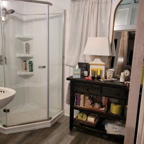Douche, sèche-cheveux, serviettes fournies, savon