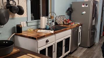 Frigorífico, microondas, horno y placa de cocina