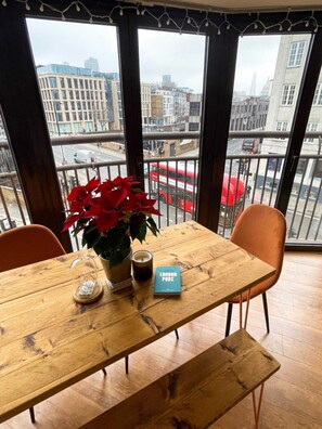 Apartamento básico, 1 cama Queen | Cozinha privada | Geladeira, micro-ondas, fogão, cooktop