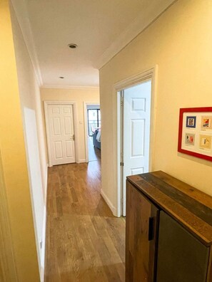 Apartamento básico, 1 cama Queen | 1 quarto, espaço de trabalho para notebook, Wi-Fi de cortesia