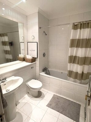 Eenvoudig appartement, 1 queensize bed | Badkamer | Handdoeken, zeep, shampoo, toiletpapier