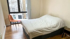 Perushuoneisto, 1 keskisuuri paris änky