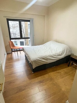 Apartamento básico, 1 cama Queen | 1 quarto, espaço de trabalho para notebook, Wi-Fi de cortesia