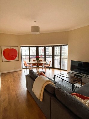 Basic-Apartment, 1 Queen-Bett | Wohnzimmer | Fernseher, Tischfußball