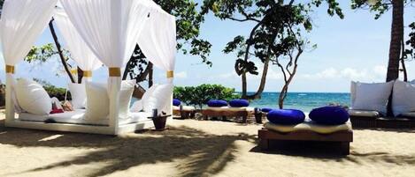 Chaises longues, serviettes de plage