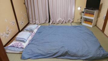 2 soverom, skrivebord, strykejern/-brett og sengetøy