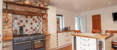 Cottage | Private kitchen | Fridge, dishwasher, electric kettle, toaster
