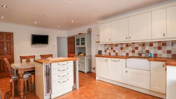 Cottage | Private kitchen | Fridge, dishwasher, electric kettle, toaster