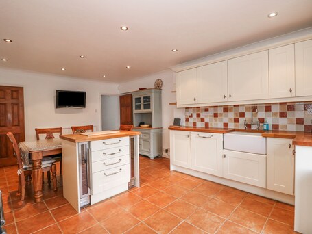 Cottage | Private kitchen | Fridge, dishwasher, electric kettle, toaster