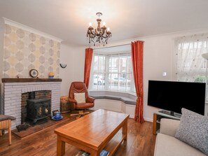 Cottage | Living room | Fireplace, DVD player