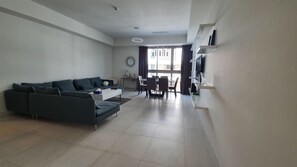 Apartment, 1 Queen Bed | Living room