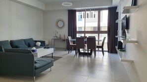 Apartment, 1 Queen Bed | Living room