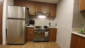Apartment, 1 Queen Bed | Private kitchen