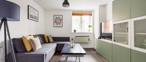 Apartment | Living area | 1-inch TV with cable channels