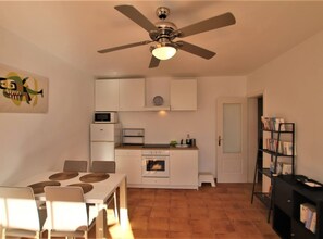 Fridge, microwave, oven, cookware/dishes/utensils - Vivienda vacacional La Vela Baja (Puerto Calero)