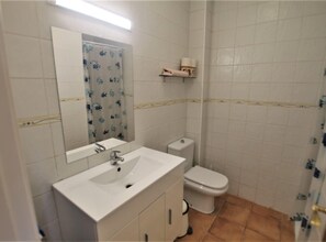 Shower, towels - Vivienda vacacional La Vela Baja (Puerto Calero)