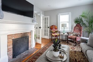 Smart TV, chimenea, libros